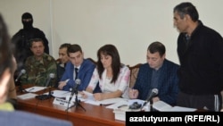 Нагорный Карабах - Азербайджанцы Шахбаз Гулиев (справа) и Дилхам Аскеров (второй слева) в суде, Степанакерт, 27 октября, 2014 г․