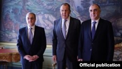Слева направо: главы МИД Армении, России и Азербайджана – Зограб Мнацаканян, Сергей Лавров и Эльмар Мамедъяров, Москва, 15 апреля 2019 г. 