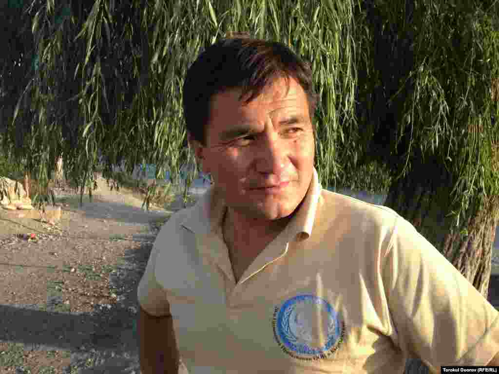 Таалайбек Ибраимов мурда айыл өкмөтү да болгон. Азыр болсо БУУнун Өнүктүрүү программасынын ыктыярчысы катары конфликттердин алдын алууга жардам берет. "Маселени эч качан элдин өзүнө таштабаш керек, бийликтер сүйлөшүшү абзел", - дейт ал. 4-октябрь, 2013.