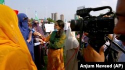 په اسلام اباد کې يوه خبرياله د خلکو سره مرکې کوي