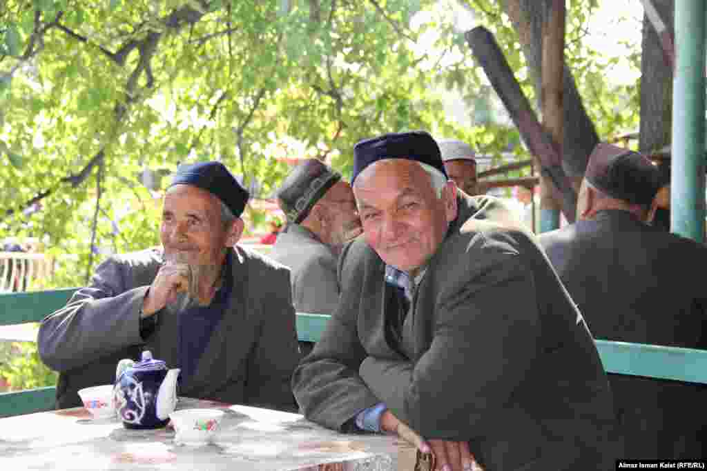 В чайхане...