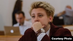 Magda este fostă studentă a facultății FSPAC, din cadrul Universității Babeș-Bolyai și fostă membră a Consiliului Elevilor. Ea nu a fost mulțumită de comunicarea politică din timpul crizei din guvern.