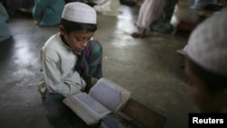 Bangladeşiň paýtagty Dakkadaky medresede oglanjyk Gurhan okaýar.