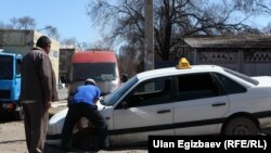 Жолдо бузулган автоунаа. Бишкек, Кыргызстан. (архивдик сүрөт)