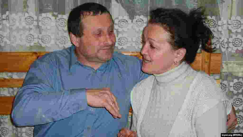 Микола Семена не любить говорити про сім'ю і намагається захистити рідних від своєї публічності. Рідкісний кадр &ndash; журналіст із дружиною Людмилою, сiчень 2003 року