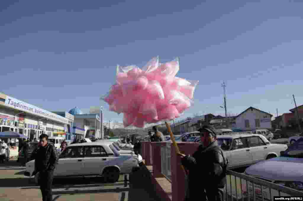 Узбекистан. Продавец сладкой ваты 