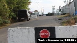 Пока президент молчит, район живет слухами, по которым границу не откроют раньше нового года