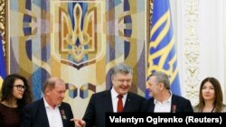 İlmi Umerov ve Ahtem Çiygoz Ukraina prezidenti Petro Poroşenko ile körüşüvleri vaqtında. Kyiv, 2017 senesi oktâbr 27 künü
