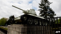 Советский танк  на постаменте перед военным мемориалом в Берлине. 15 апреля 2014 года.