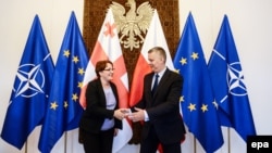 საქართველოს თავდაცვის მინისტრი თინა ხიდაშელი და პოლონეთის თავდაცვის მინისტრი, ტომაშ შემონიაკი