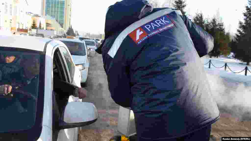 Көлік жүргізушілері: "Поезд кестесінен кешікпей келсе, жарты сағат ішінде вокзалдың автотұрағына ештеңе төлемей шығып кетер едік. Бірақ поездар үнемі кешігіп келеді". дейді. Астана, 10 қаңтар 2017 жыл.