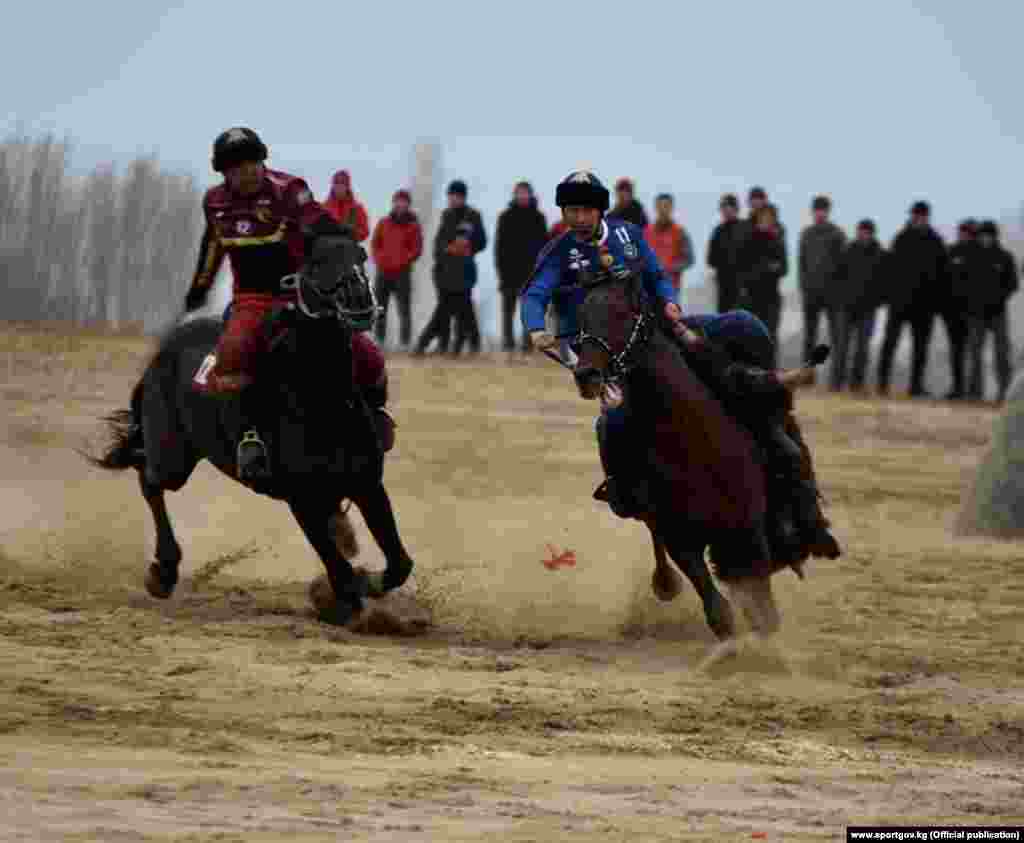 Биринчи таймда таластыктар эки улакты тайказанга салып, алдыга чыгышты. 2-таймда &ldquo;Достук&rdquo; оюнчулары эсепти теңегенге жетишти. 3-тайм башталганда &ldquo;Достук&rdquo; удаасы менен эки улакты тайказанга салса, &ldquo;Ынтымак&rdquo; эки улакты тайказанга кошумча салып, эсепти теңеди. Кошумча берилген 10 мүнөт убакытта да жеңүүчү аныкталган жок. Жыйынтыгында буллитте "Ынтымак" оюнчулары алты улакты тайказанга салса, "Достук" оюнчуларынын салымы беш улак болду. 