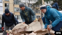 Кметът на София Васил Терзиев (в средата) се включи в доброволческа акция по почистване на жк "Люлин", 13 декември 2025 г.