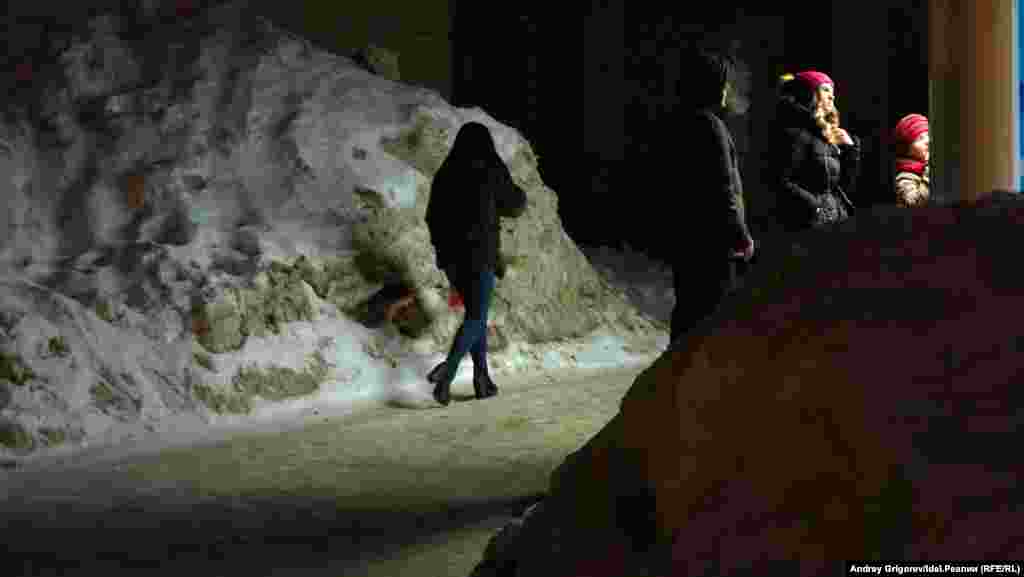 Начнём со спальных кварталов. Горки, район станции метро "Проспект Победы". Очень оживленное место &mdash; даже в поздние часы. И снежные горы&nbsp;&mdash; выше человеческого роста. Этот и следующие несколько снимков были сделаны накануне 8 марта, когда подморозило.&nbsp;