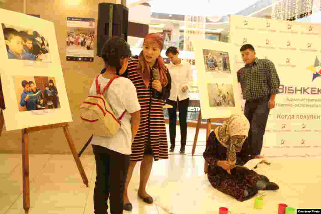 Балдарды коргоо борбору ушул тапта ички мигранттардын балдары мектепке кире албай, базарларда иштеп, эмгекке тартылып жатканын белгилеп, бул иш-чара коомчулуктун көңүлүн ички мигранттардын көйгөйүнө буруу максатын көздөй тургандыгын билдирди.