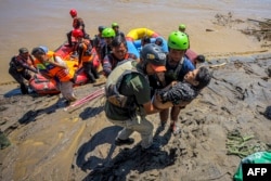 Спасатели эвакуируют жителей одной из деревень в провинции Ачех на севере Суматры. 30 ноября 2025 года