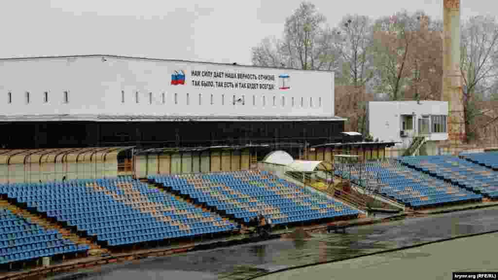 Також на території стадіону з'являться вісім кругових бігових доріжок довжиною по 400 метрів, вісім прямих бігових доріжок по 110 метрів із зонами безпеки, легкоатлетичний сектор із секторами для стрибків у довжину і потрійного стрибка, стрибків у висоту, стрибків із жердиною, сектор штовхання ядра