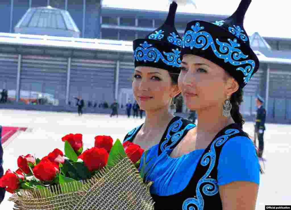 Встреча официальных делегаций в международном аэропорту "Манас"