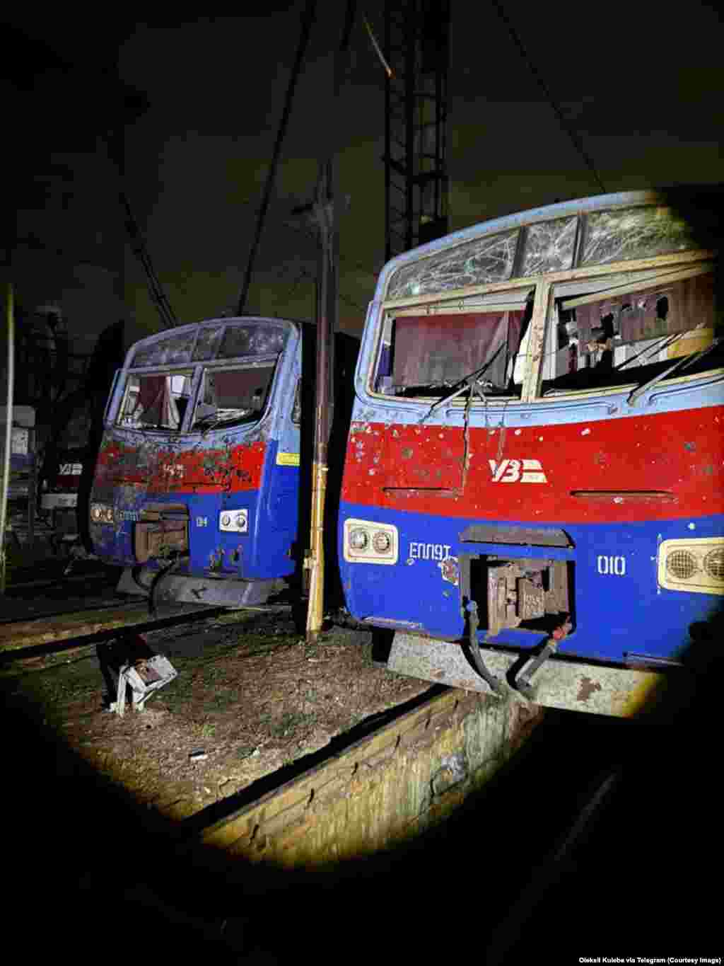 ლოკომოტივები პოლტავაში, ცენტრალურ უკრაინაში, გადაღებულია 7 ოქტომბერს, რკინიგზის დეპოზე რუსეთის მიერ ღამით განხორციელებული დარტყმის შემდეგ.რუსეთის ეს თავდასხმა უკრაინის რკინიგზის ინფრასტრუქტურის წინააღმდეგ მიმართული სერიის ერთ-ერთი უახლესი შემთხვევაა.