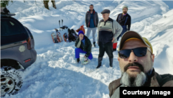 ზაალ კუხიანიძე მოხალისეებთან ერთად