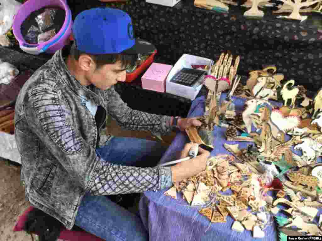 Жыгачтан жасалган түрдүү эстелик буюмдар. Сатуучулар каалооңузга жараша каалаган сөздү оюп жазып беришет.&nbsp;