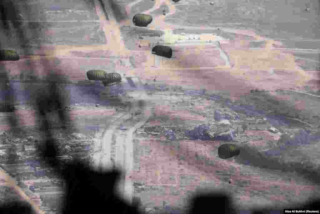 Ndihma të lëshuara nga ushtria jordaneze duke rënë në Gazë, më 17 gusht.