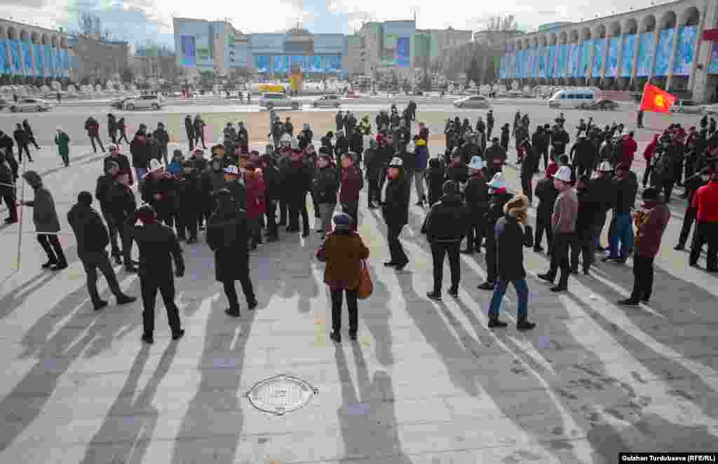 Как оказалось, на акцию пришли представители движения &laquo;Кыргыз чоролору&raquo;. В интервью журналистам лидер &laquo;Кыргыз чоролору&raquo; Замирбек Кочорбаев&nbsp;заявил, что поддерживает требования участников мирной акции &ndash; борьбу с коррупцией и свободу слова.