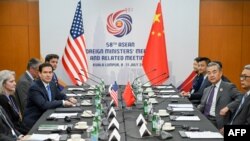 د امریکا او د چین د بهرنیو چارو وزیران او نور چارواکي د جولای پر ۱۱مه په کوالالمپور کې د غونډې پر مهال. 