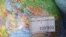 Глобус з «російським Кримом» у вітрині однієї з могильовських книгарень