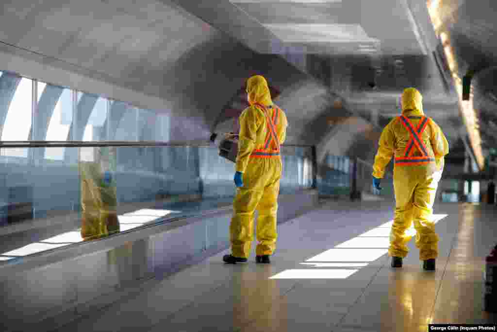 La finalul lunii februarie 2020 majoritatea știrilor care ajungeau la români erau despre noul coronavirus. Apariția primelor cazuri și în România era doar o chestiune de timp iar recomandări precum: "spălați-vă pe mâini", "purtați mască", "dezinfectați spațiile" aveau să devină recurente.&nbsp; Imaginea de mai sus e surprinsă în data de 25 februarie 2020, la Aeroportul Otopeni.&nbsp;