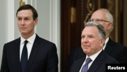 Trimisul special al SUA, Steve Witkoff (dreapta), și ginerele președintelui american Donald Trump, Jared Kushner, la Moscova, pe 2 decembrie.
