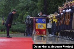 Noul președinte al României, Nicușor Dan, salută drapelul de luptă al României.