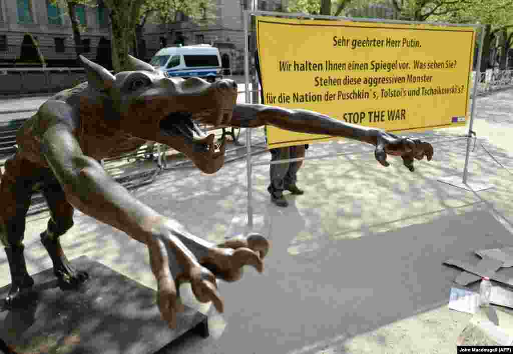 Aprilie 2022, Germania - Una dintre numeroasele sculpturi reprezentând lupi instalate în apropierea Ambasadei Rusiei din Berlin. Pe panou scrie: „Stimate domnule Putin, vă punem o oglindă în față. Ce vedeți? Acești monștri agresivi reprezintă națiunea lui Pușkin, Tolstoi și Ceaikovski [artiști ruși]?”