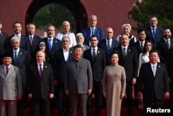 Beijing, fotografie de grup - foștii premieri Viorica Dăncilă și Adrian Năstase, prezenți la parada militară din China de pe 3 septembrie 2025, sunt pe cel mai din spate rând al grupului.
