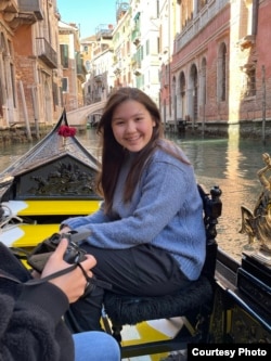 Боорсокту, ат мингенди жакшы көргөн, психолог болгусу келген Жози.