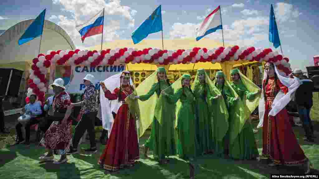 Танцювальні колективи фотографуються на пам'ять