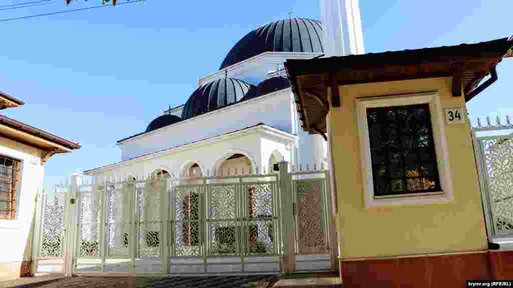 "Seit-Settar Camisi" kompleksiniñ baş kirişi.Tarihiy yazığa köre, camini 1850-nci senesi Aqmescit şeeriniñ sabıq başı Seit Settar Çelebi qurdı