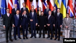 Лидеры Европы и представители США с президентом Украины Владимиром Зеленским после завершения переговоров в Берлине, Германия, 15 декабря 2025 года