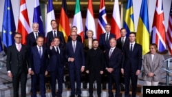 Лідэры Эўропы і прадстаўнікі ЗША з прэзыдэнтам Украіны Ўладзімірам Зяленскім пасьля завяршэньня перамоваў у Бэрліне, 15 сьнежня 2025 году