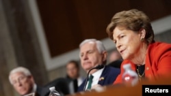 Senatoarea democrată, Jeanne Shaheen, vorbind la început de aprilie audierile de confirmare din Senat ale unor candidați propuși de președintele Donald Trump pentru funcții în administrația sa.