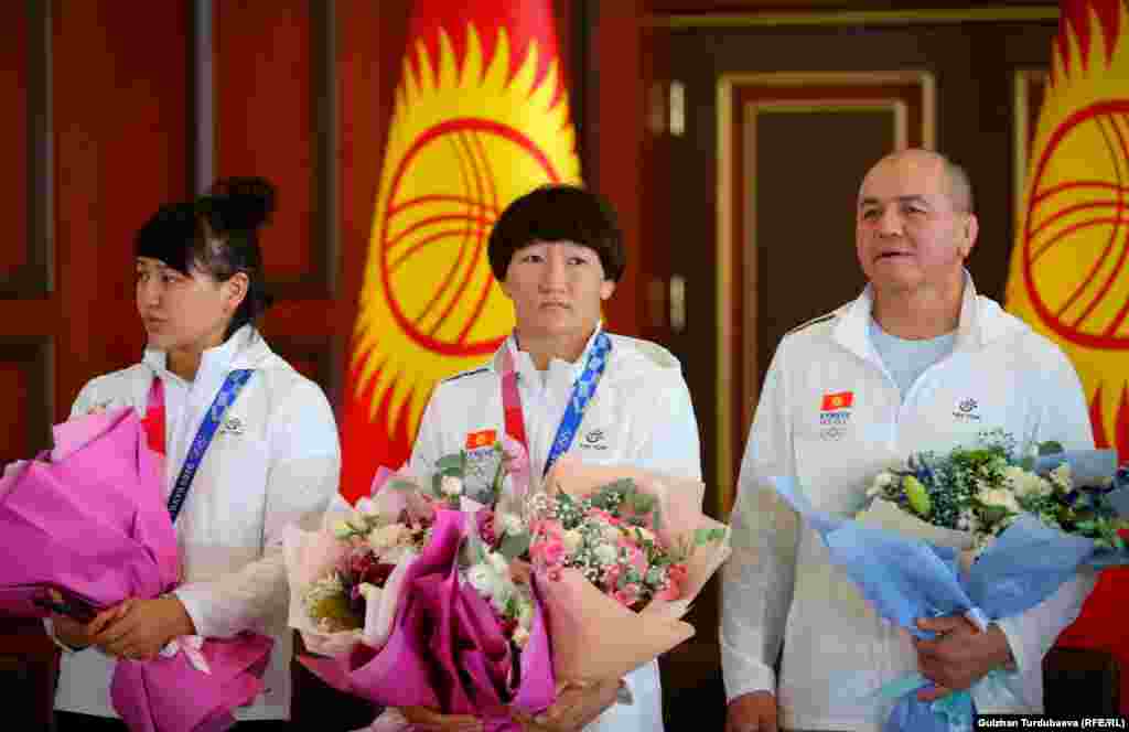 Мээрим Жуманазарова, Айсулуу Тыныбекова жана алардын машыктыруучусу Нурбек Изабеков.&nbsp;"Манас" аба майданы. Бишкек. 7-август, 2021-жыл.