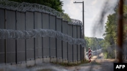 O porțiune a gardului între Polonia și Republica Belarus, la Polowce-Pieszczatka, în iulie 2024. Dacă „zidul de drone” devine realitate, apărarea fizică pe flancul estic al NATO va fi dublată de cea electronică 