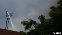 Pompierii folosesc o unitate de stingere cu telecomandă după ce un incendiu a izbucnit la o fabrică de metale din Berlin