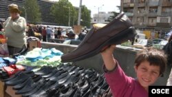 ფეხსაცმლით მოვაჭრე თბილისის ერთ-ერთ ბაზრობაზე