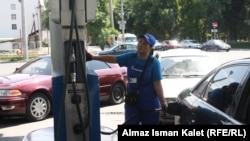 Автозаправочная станция, Бишкек, 15 июля 2011 года.