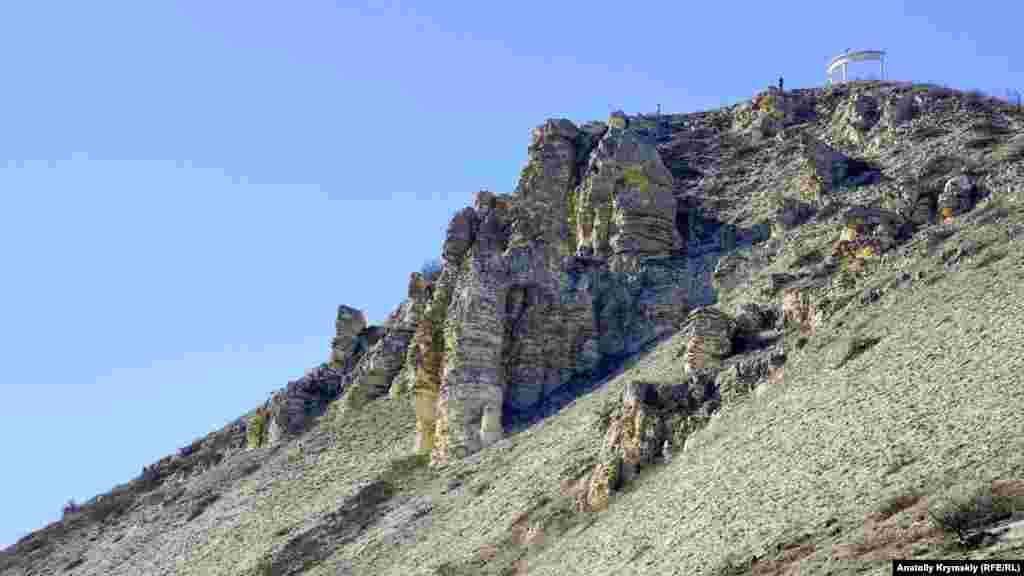 Коклюк &ndash; найвища точка Феодосійського мілкогір'я, її висота 345 метрів над рівнем моря. З кримськотатарської перекладається як &laquo;блакитний обрив&raquo;