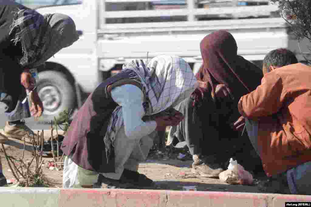 معتادین در شهر کابل قبلاً در زیر پل&zwnj;ها و ویرانه&zwnj;ها این شهر بودوباش می&zwnj;کردند اما اکنون در جاده&zwnj;ها و مناطق رهایشی مردم افزایش یافته اند.