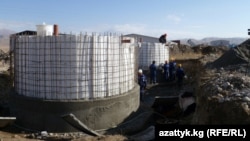 Нарында ГЭСтердин курулушуна 37 миллион доллар сарптаганы айтылган, бирок депутаттар ал сумма жасалган жумуштан өтө эле көп экенин билдиришүүдө. 