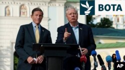 Senatorët amerikanë Richard Blumenthal dhe Lindsey Graham gjatë një konference për media të mbajtur në Kiev më herët gjatë këtij viti. 
