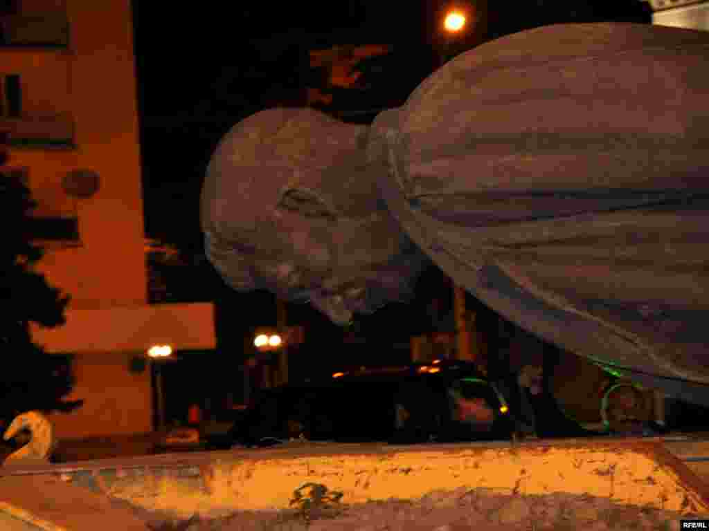 სტალინის ძეგლის დემონტაჟის პროცესი